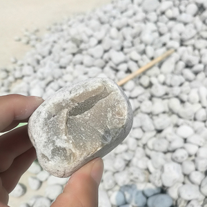 Камень галька с высоким содержанием кремнезема для керамики